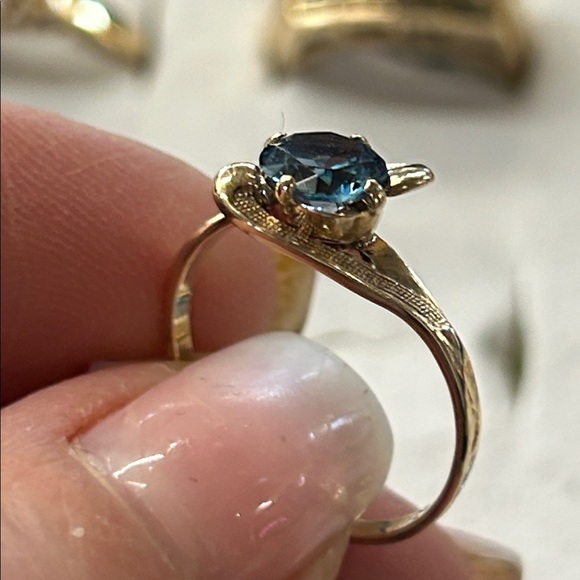 447385 10k blue topaz ring